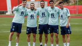 Diego Llorente, Jordi Alba, Koke Resurección, Gerard Moreno y Pedri, durante un entrenamiento con la Selección