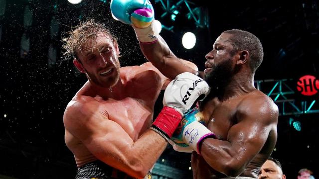 Logan Paul y Floyd Mayweather, durante su combate de boxeo