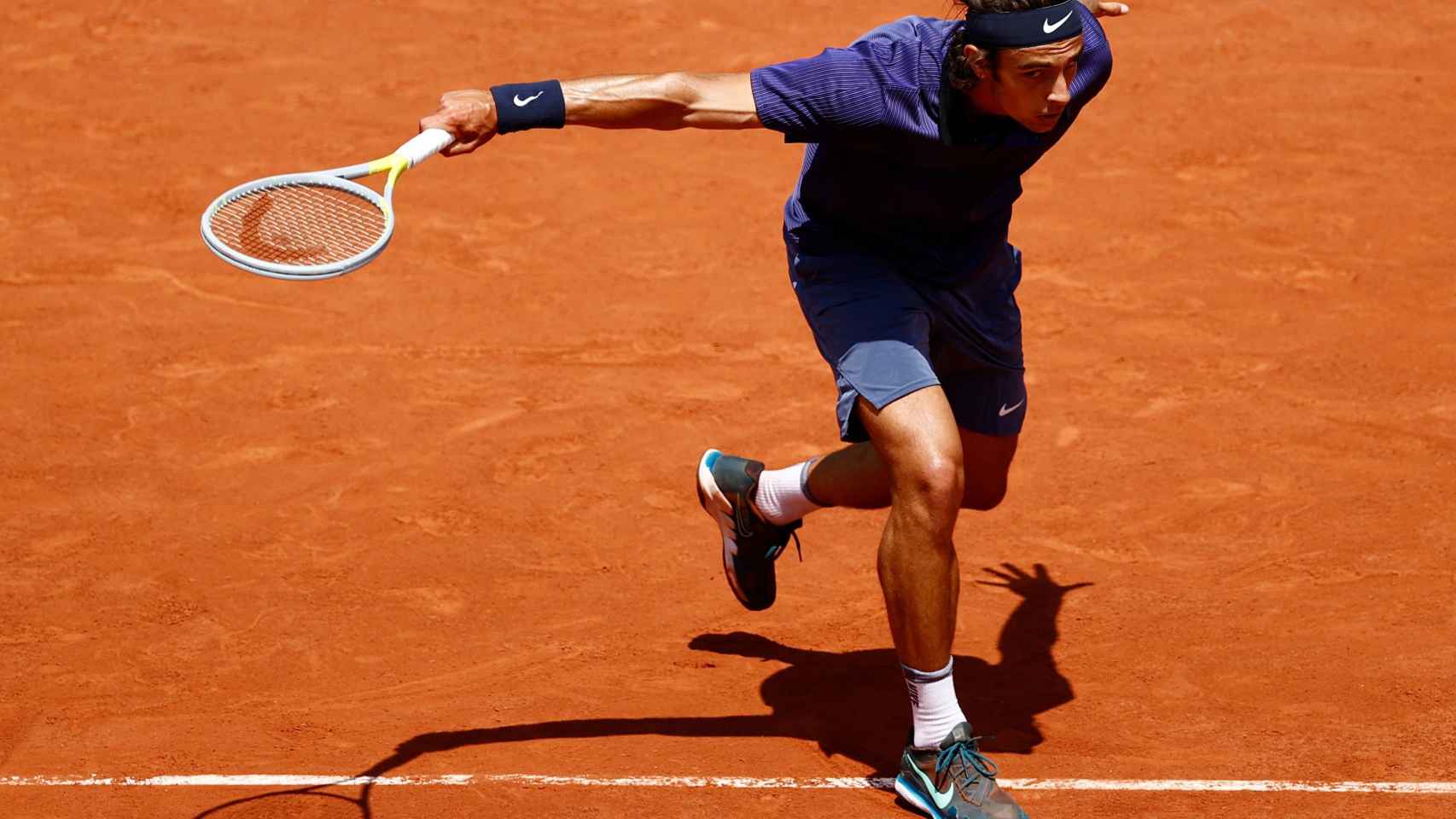 Musetti ejecuta un revés cortado contra Djokovic en Roland Garros