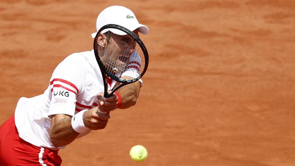 Djokovic ejecuta un revés con fuerza ante Musetti en Roland Garros