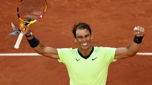 Rafa Nadal alza los brazos para celebrar la victoria