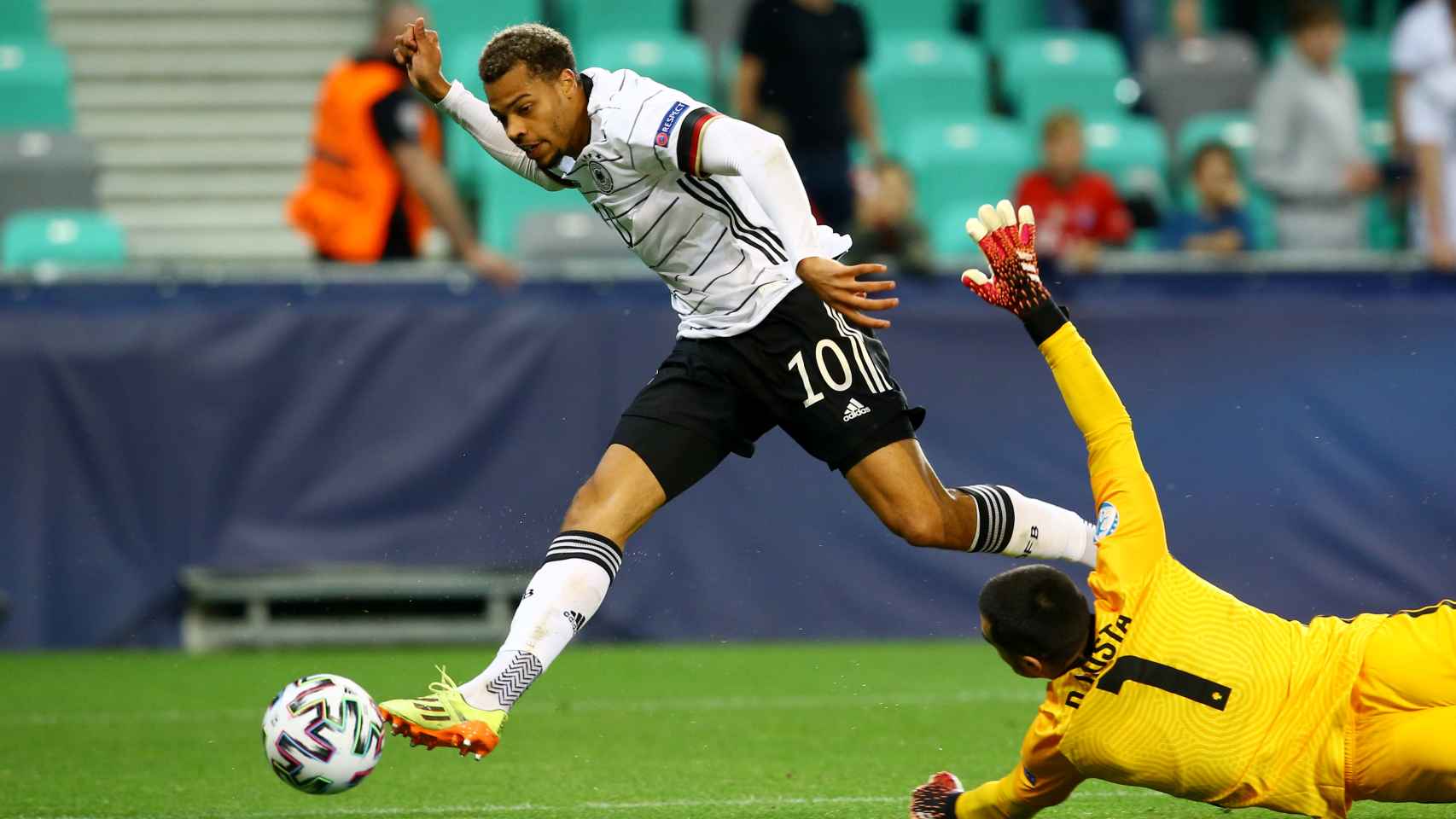 Lukas Nmecha marca el gol de la victoria en la final del Europeo sub21 2021