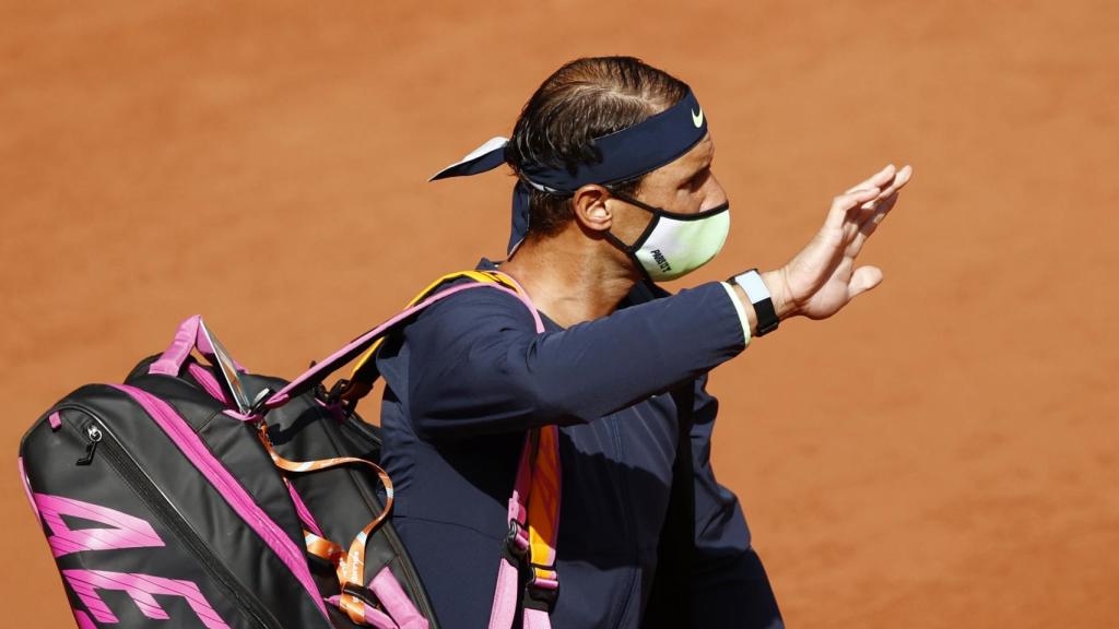 Rafa Nadal saluda al público al entrar en la Philippe Chatrier