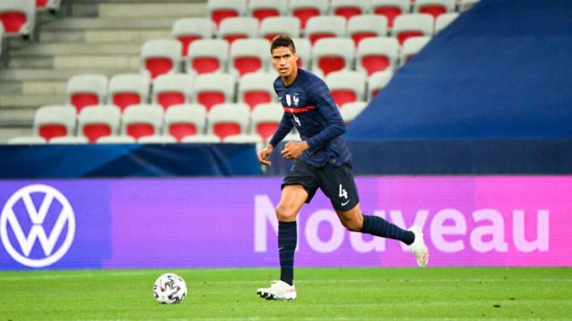 Raphael Varane en un partido con Francia