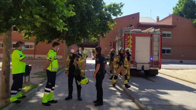 Bomberos y sanitarios en el patio del colegio Gegorio Marañón de Toledo (Foto: Bomberos Ayto. Toledo)