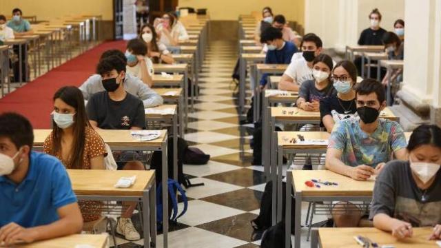 Centenares de alumnos se examinan de la EvAU en el Campus de Toledo. Fotos: Ó. HUERTAS