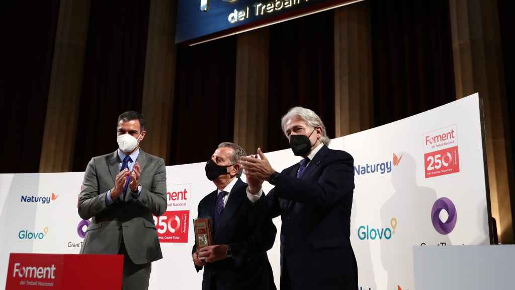 Pedro Sánchez, Javier Godó y Josep Sànchez Llibre, en el homenaje al editor durante el 250 aniversario de Foment del Treball, en Barcelona.