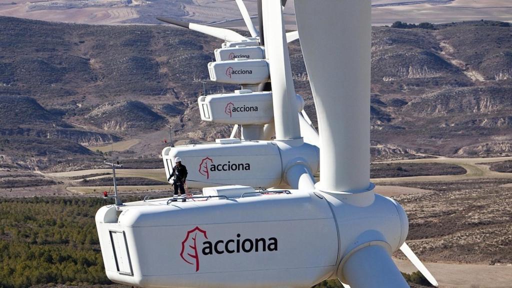 Varias turbinas eólicas de Acciona en un parque renovable.