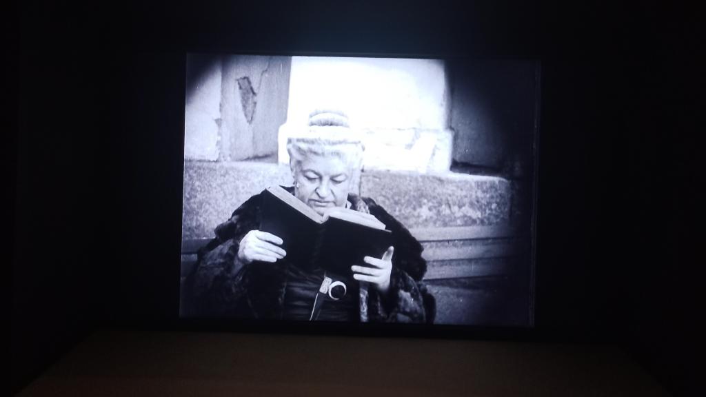 Fotograma de Emilia Pardo Bazán leyendo.