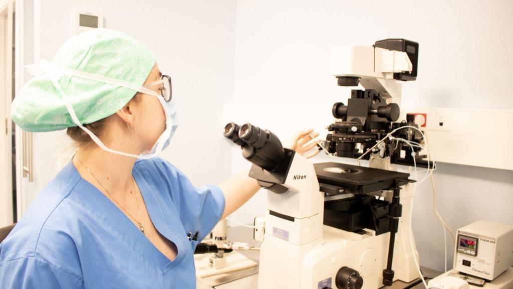 La embrióloga Marta Vilás en el laboratorio de Policlínica IVI.