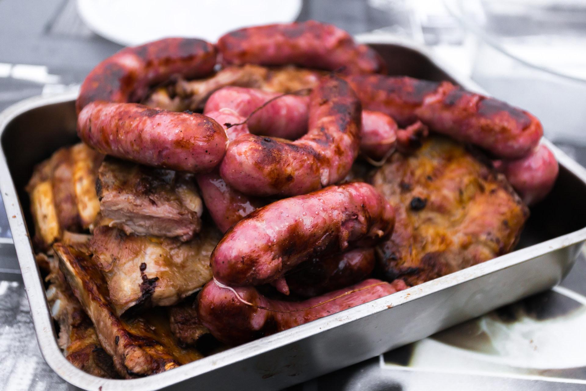 Fuente de churrasco gallego coronada con chorizos. El churrasco gallego puede ser de cerdo o de ternera, y cada uno tiene una buena legión de fans detrás. ¿Cuál es tu favorito?