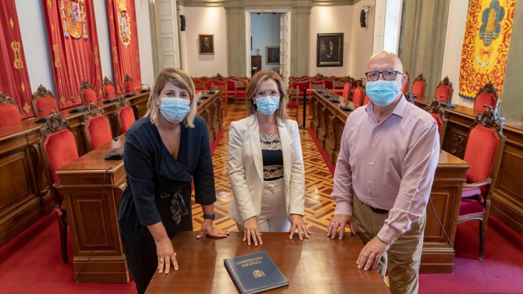 Noelia Arroyo, Ana Belén Castejón y Manuel Padín posando con la Constitución en el salón de plenos.