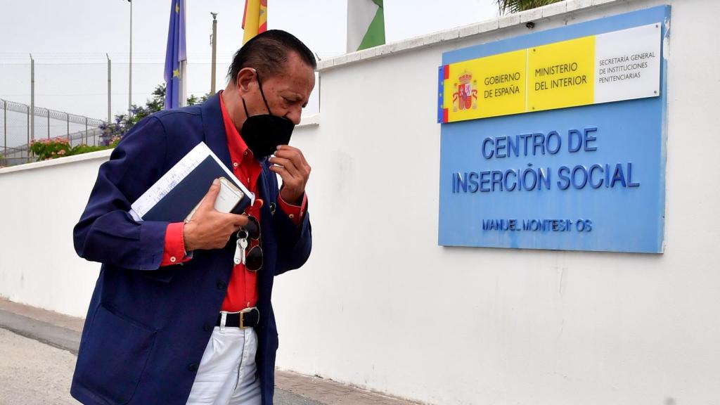 Julián Muñoz llegando al centro de Inserción Social en Cádiz.