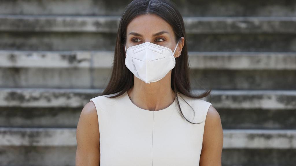 La reina Letizia llegando a la exposición que recorre el carácter multifacético de Emilia Pardo Bazán.