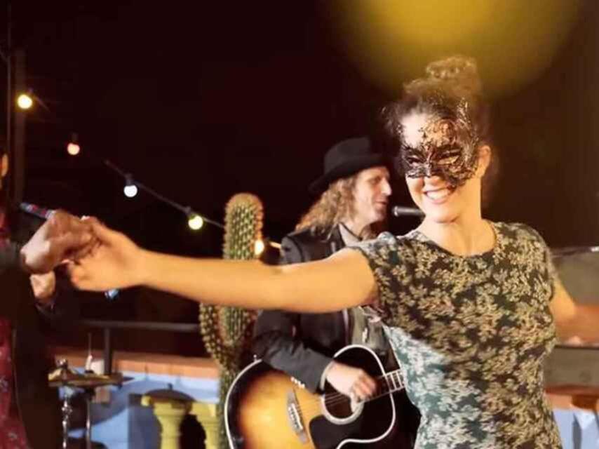 Sara Donés durante el último videoclip de su padre, 'Eso que tú me das'.