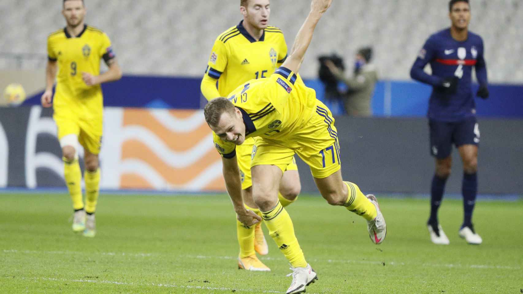 Dejan Kulusevski, detrás de Marcus Berg en un partido de la Nations League frente a Francia