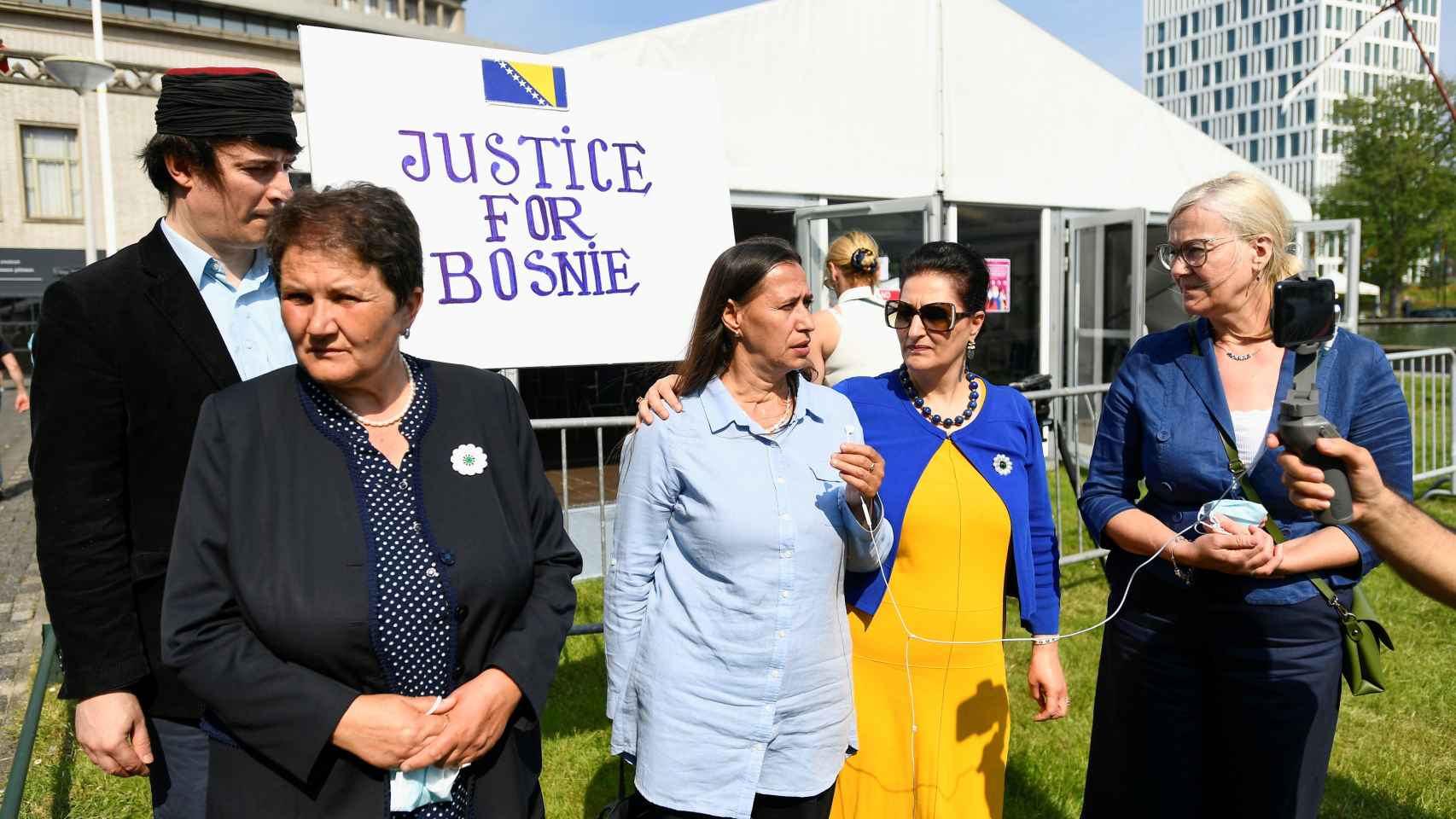 Un grupo de personas se manifiesta a las afueras del Tribunal reclamando Justicia para Bosnia.