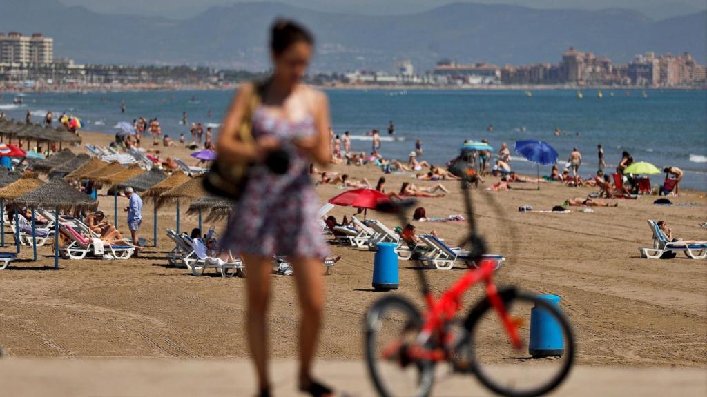 Turistas en la playa de Valencia.