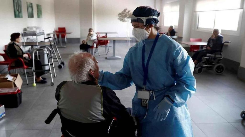 Una profesional realiza pruebas PCR a un hombre en una residencia de ancianos.