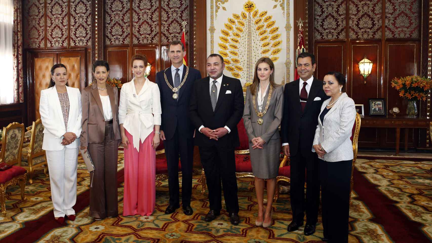 Lalla Hasna junto a su familia, en una visita de los Reyes de España a Rabat, en 2014.