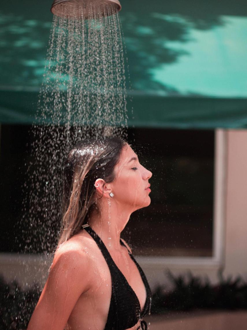 Elimina las partículas de cloro o salitre con abundante agua.