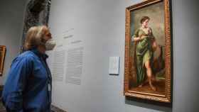 Un hombre observa el cuadro del barroco español 'La Diosa Juno', del pintor Alonso Cano.
