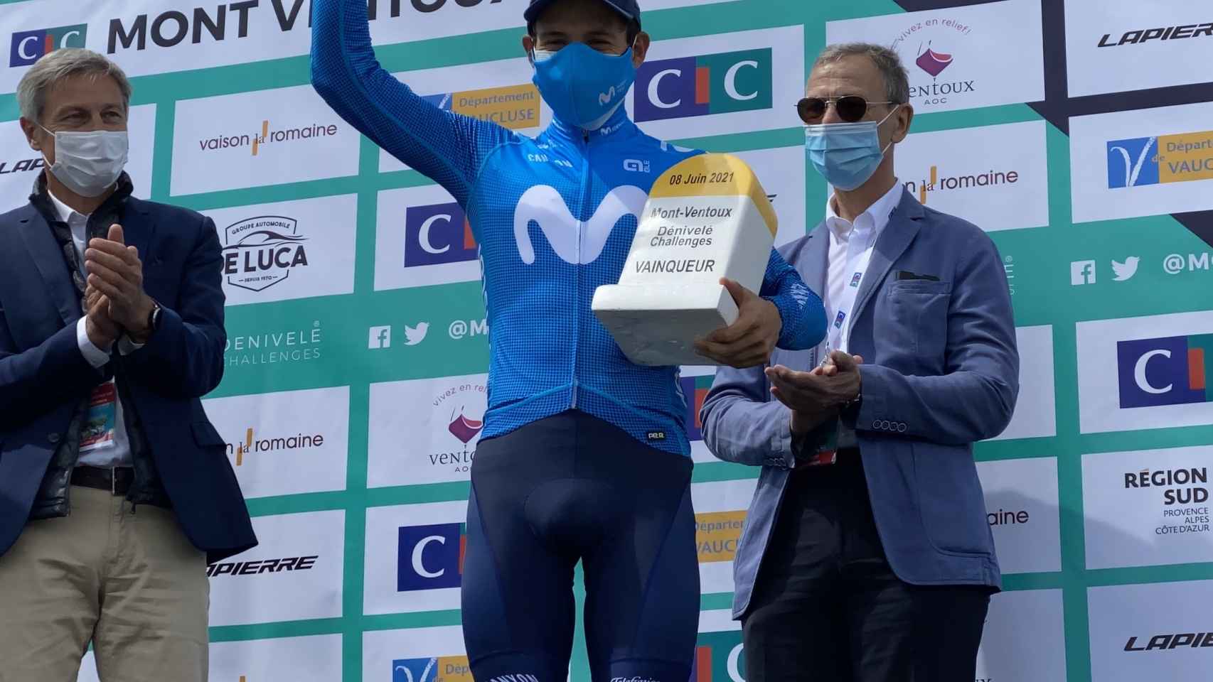 Miguel Ángel López, con el trofeo de la Mont Ventoux Denivele Challenge de 2021
