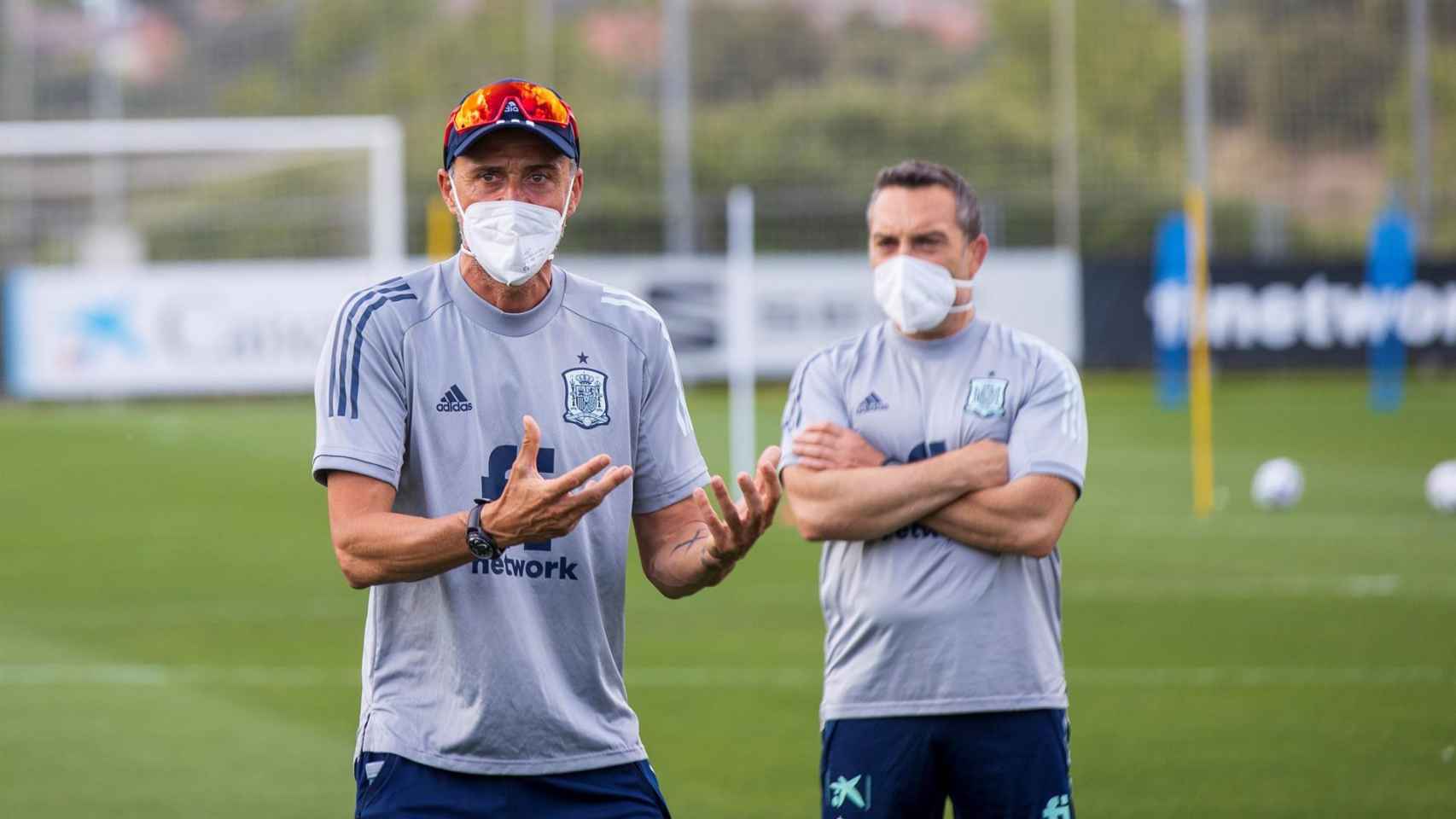 Luis Enrique, con mascarilla, durante un entrenamiento de la Selección