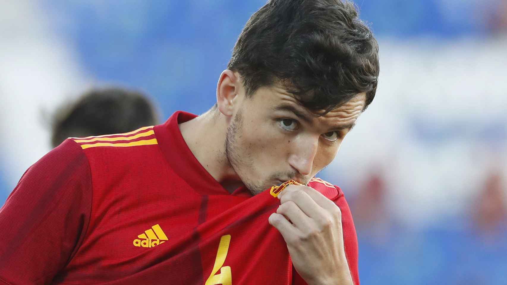 Hugo Guillamón besa el escudo de España tras marcar su gol