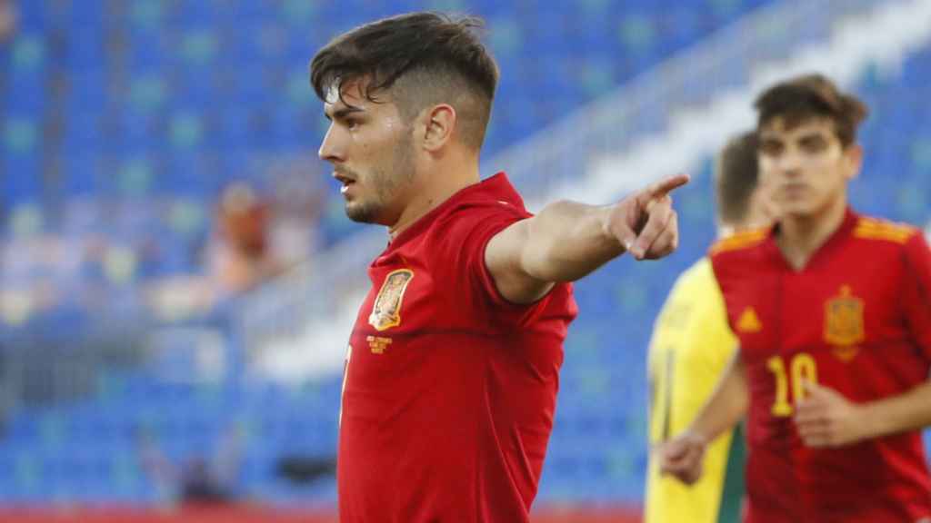Brahim Díaz celebra su gol con la selección española