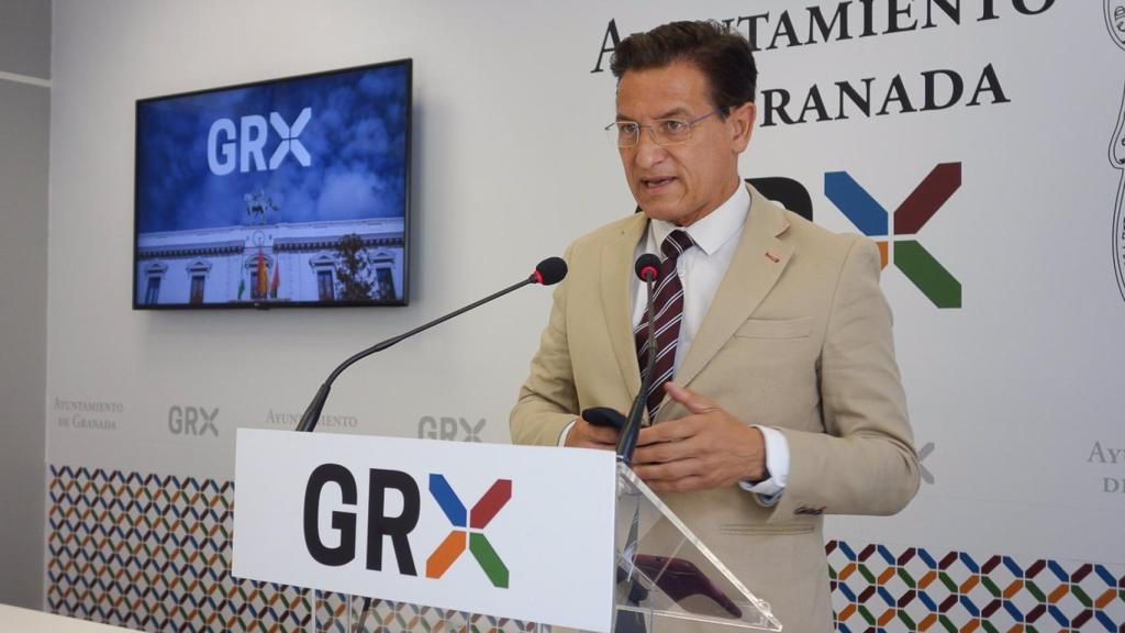 Luis Salvador en la sala de prensa del Ayuntamiento de Granada.