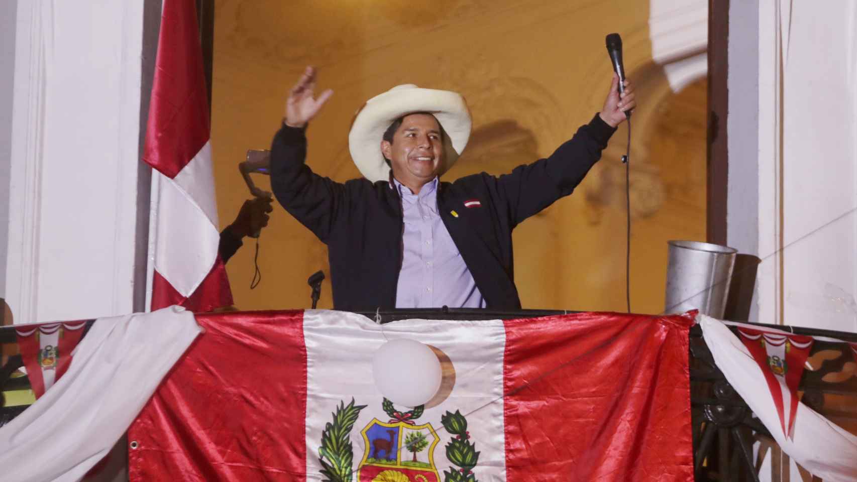 Pedro Castillo saluda a sus simpatizantes en Lima en pleno recuento de las presidenciales en Perú.