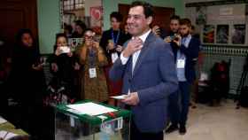 Juanma Moreno votando en su colegio electoral.