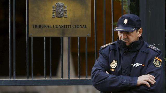 Un agente de la Policía Nacional frente al Tribunal Constitucional.