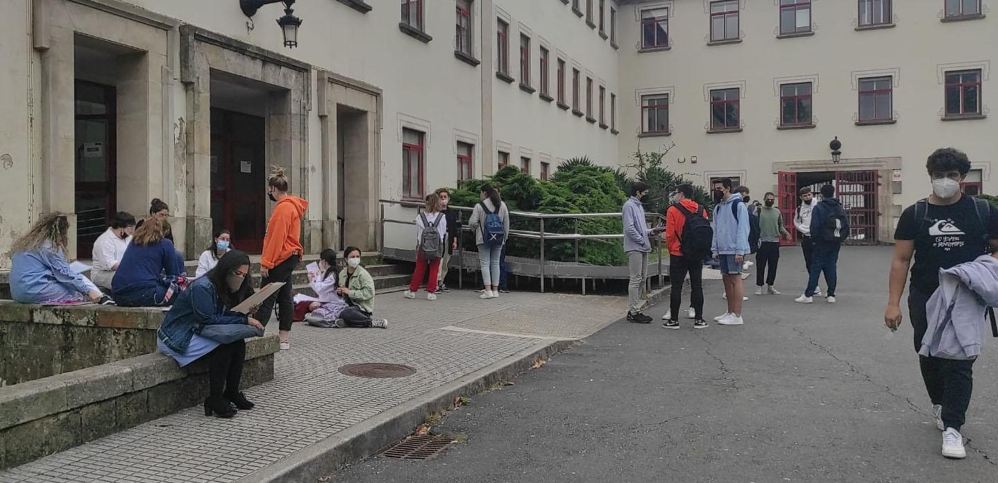 Estudiantes en el campus de Esteiro. Foto: Quincemil.