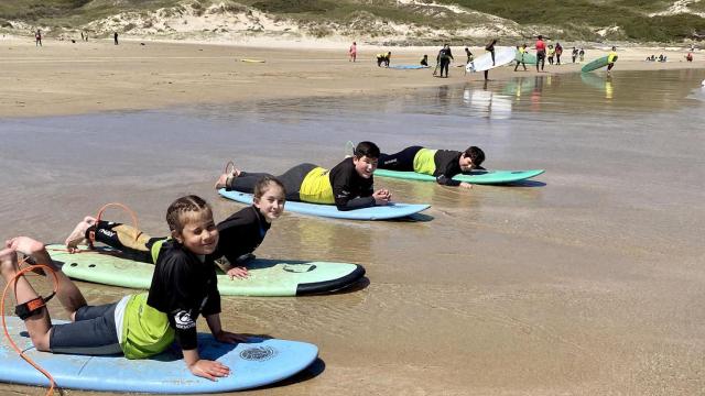 Alumnos del CPI Atios en su bautismo de surf.