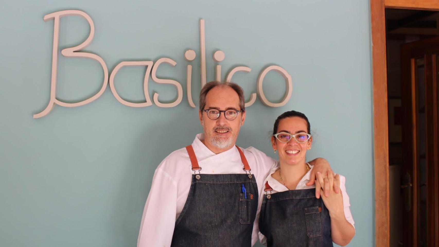 Alessando y Michelle, a las puertas del restaurante Basilico