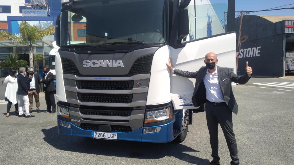 Juan Sánchez, director general de Disfrimur, posando orgulloso de un tráiler único en España.