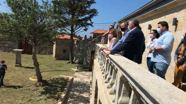 El delegado del Gobierno junto a otras autoridades en una visita al pazo.