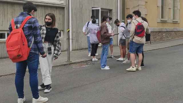 Estudiantes a la salida de un examen de la ABAU.