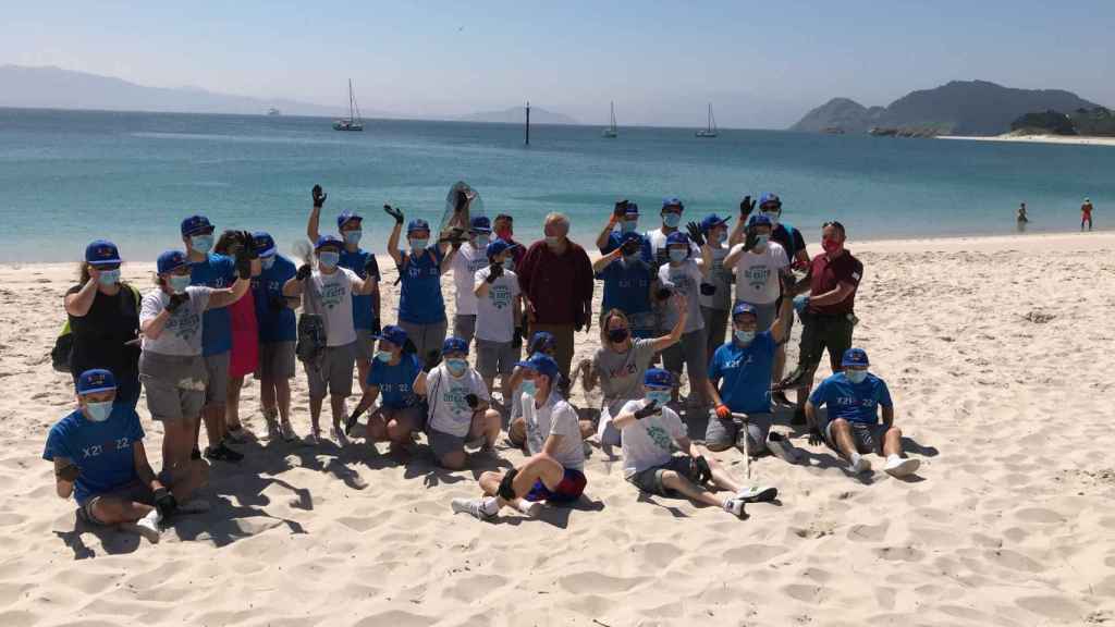 La Xunta y la Asociación Amicos celebran el Día del Oceáno recogiendo residuos en las Cíes