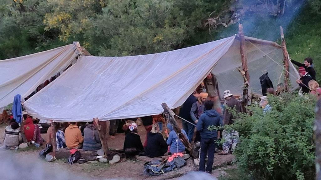 La carpa de la cocina de la Familia Arcoíris, en el asentamiento del valle del Portilla.