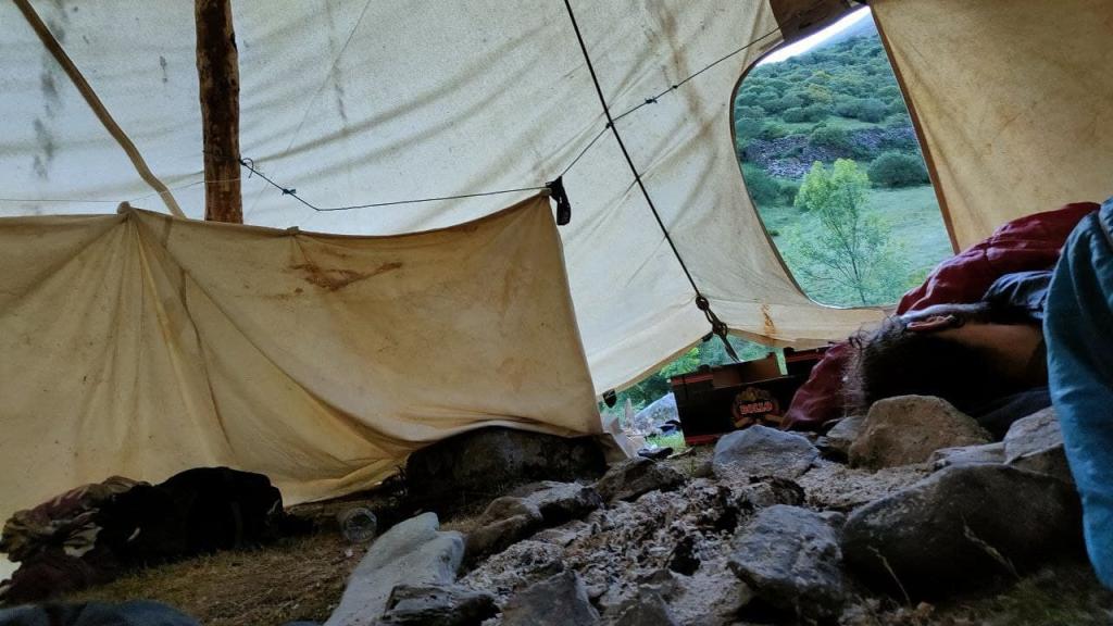 Interior del tipi indio en el que pasé la noche.