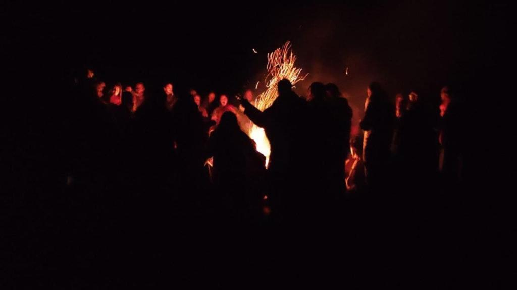 Alrededor del fuego sagrado en el centro del campamento.