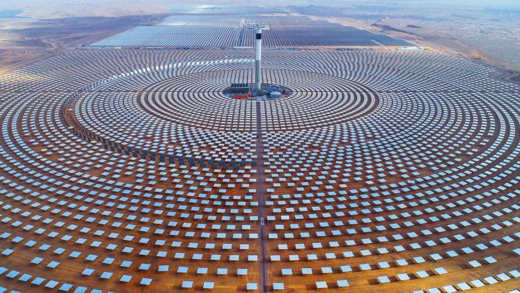 La central solar de Ouarzazat (central de Noor), un complejo de energía solar situado en la región de Drâa-Tafilalet, en Marruecos. Con 510 MW, es la mayor central de energía solar concentrada del mundo.