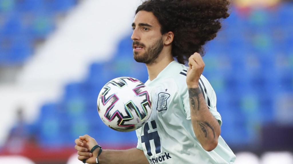 Marc Cucurella, durante el calentamiento del España - Lituania