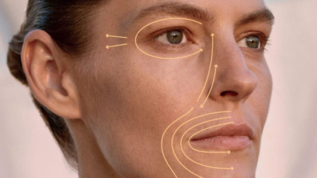 'Cupping facial': así funciona el 'lifting' natural de las famosas.