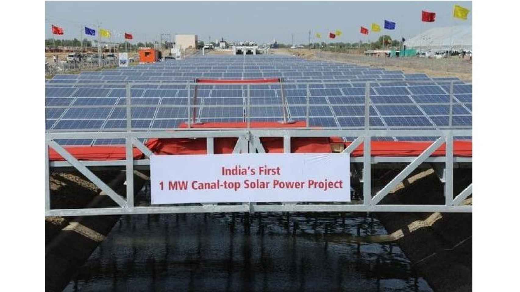 Canal cubierto con paneles solares en India