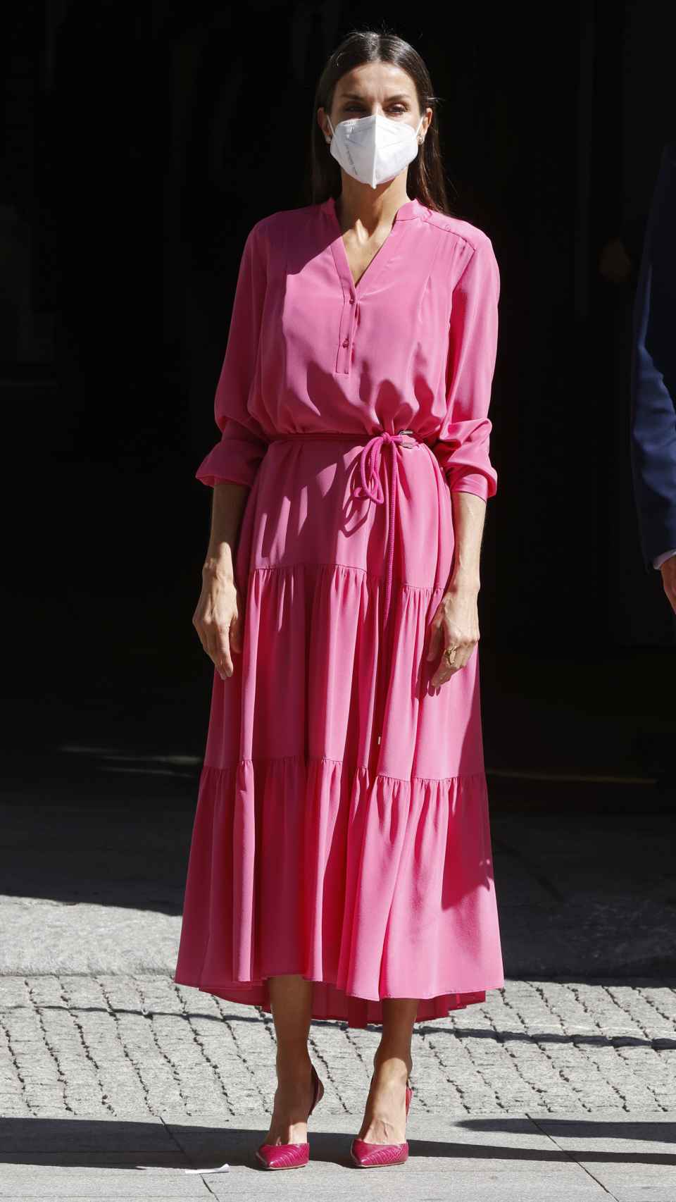 La reina Letizia ha estrena este miércoles un vestido fucsia de Hugo Boss.