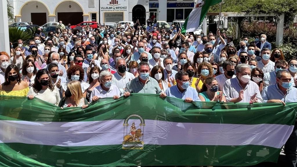 Foto de los asistentes al acto de Antequera con Juan Espadas.